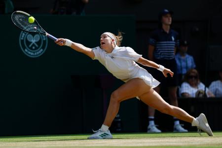 女子シングルス準決勝でプレーするカロリナ・ムホバ＝ウィンブルドン（共同）