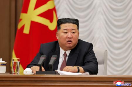 党中央軍事委員会の拡大会議に臨む北朝鮮の金正恩朝鮮労働党総書記＝９日（朝鮮中央通信＝共同）