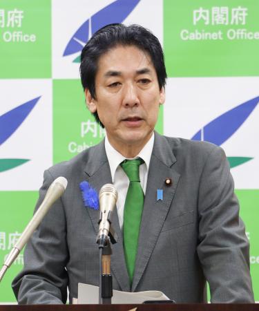記者会見する城内経済財政相＝１０日午前、東京・永田町