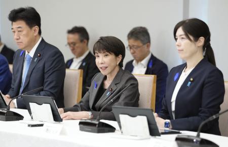 ＡＩ戦略本部の会合であいさつする高市首相（中央）＝１０日午前、首相官邸