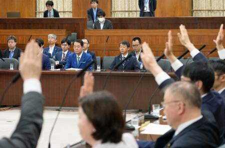 防災庁の設置関連法案を可決した参院災害対策・震災復興特別委＝１０日午前