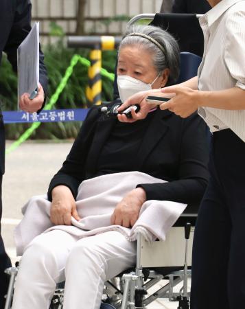 10日、ソウル中央地裁での公判に出席するため、車椅子で法廷に向かう世界平和統一家庭連合(旧統一教会)総裁の韓鶴子被告(聯合=共同)