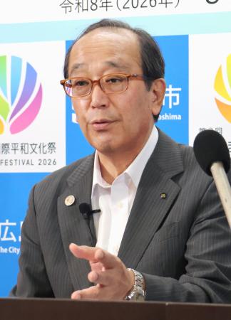 記者会見する広島市の松井一実市長＝１０日午前、広島市役所