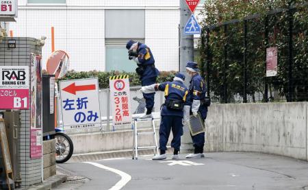 佐藤愛里さんが路上で刺された現場付近を調べる警視庁の捜査員＝２０２５年３月１１日午前、東京都新宿区