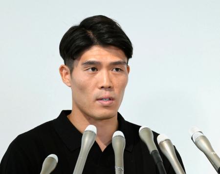 取材に応じるサッカー日本代表の冨安健洋＝１０日、福岡市