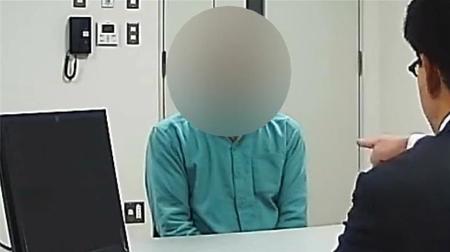 田渕大輔検事による取り調べ映像の一場面（山岸忍氏の弁護団提供、人物の顔にぼかし加工がされています）