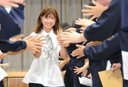 中学校で特別授業の講師を務めたスノーボード女子の岩渕麗楽＝１０日、東京都墨田区