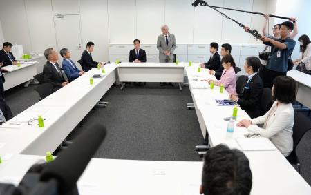 北陸新幹線の延伸ルートを再検討する与党整備委員会の会合＝１０日午前、国会