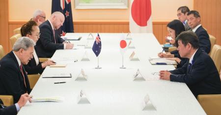 会談に臨む茂木外相（手前右）とニュージーランドのピーターズ外相（同左）＝１０日午後、外務省