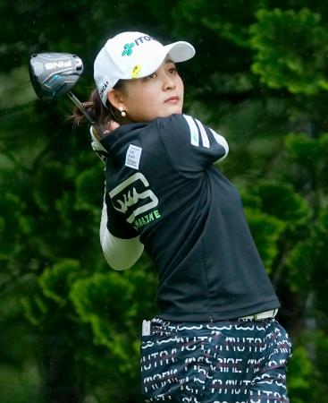 　第２日、１３番でティーショットを放つ神谷桃歌。通算１０アンダーで２位＝真駒内ＣＣ