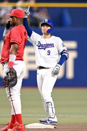 ４回、勝ち越し二塁打を放ち、喜ぶ中日・石伊＝バンテリンドーム