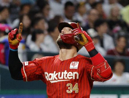 ８回、この試合３本塁打目となる決勝２ランを放ち天を指さす楽天・マッカスカー＝みずほペイペイドーム
