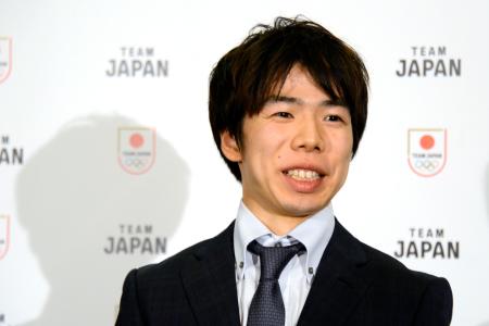 取材に応じるフィギュアスケート男子の佐藤駿＝１０日、東京都内