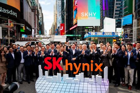 １０日、ニューヨークで米ナスダック市場への上場を記念したイベントに参加する韓国半導体大手ＳＫハイニックスの従業員ら（ロイター＝共同）