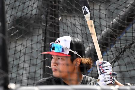 右太もも裏の張りから復帰し、試合前に打撃練習するホワイトソックス・村上＝シカゴ（ロイター＝共同）