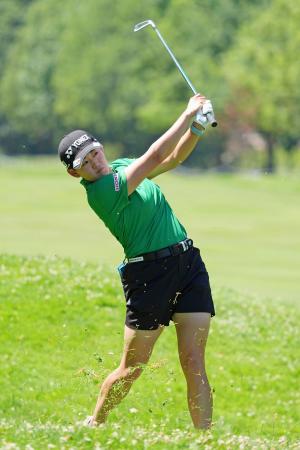 第２ラウンド、通算１０アンダーで２位の岩井明愛＝エビアン・リゾートＧＣ（共同）