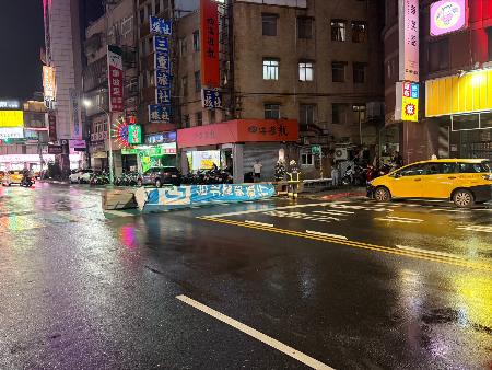 台風９号が近づく台湾で路上に落下した銀行の看板＝１０日、新北市（中央通信社＝共同）