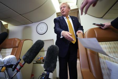 英国から米国へ飛行中の新たな大統領専用機内で、記者団に話すトランプ米大統領＝８日（ゲッティ＝共同）