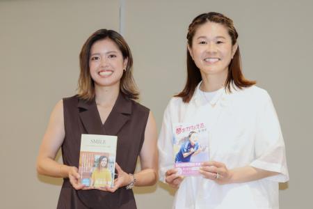 出版イベントで写真に納まる澤穂希さん（右）とサッカー女子日本代表の長谷川唯＝１１日、東京都品川区