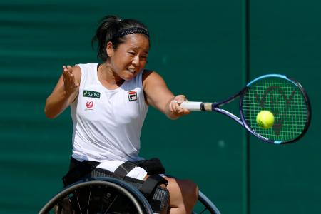 車いすの部女子シングルス決勝でプレーする上地結衣=ウィンブルドン(共同)