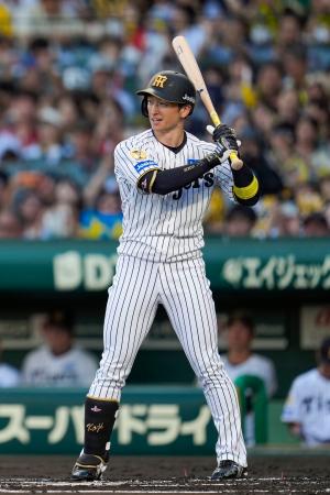 １回、打席に立つ阪神・近本＝甲子園