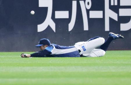 ４回日本ハム２死、田宮の左中間への飛球に西武の中堅手桑原が捕球を試みたが失敗、三塁打となる。この回で退いた＝エスコンフィールド