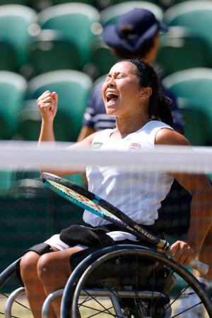 車いすの部女子シングルスで優勝し雄たけびを上げる上地結衣。「生涯ゴールデンスラム」を達成した=ウィンブルドン(共同)