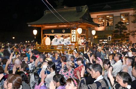 日本三大盆踊りの一つ「郡上踊」が開幕し、浴衣姿で踊る人たち＝１１日夜、岐阜県郡上市