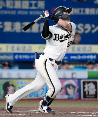 ４回オリックス無死一塁、来田が右中間に２ランを放つ＝ＺＯＺＯマリン