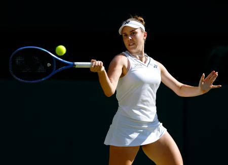 女子シングルス決勝でプレーするリンダ・ノスコバ＝ウィンブルドン（共同）