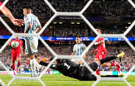アルゼンチン―スイス 試合終了間際、チーム3点目のゴールを決めるアルゼンチンのLa・マルティネス(右奥から2人目)=カンザスシティー(共同)