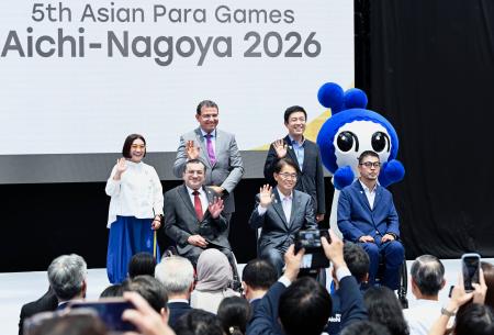 愛知・名古屋アジアパラ大会の１００日前記念セレモニーで、写真に納まる栗栖良依さん（左端）ら＝１２日午前、名古屋市