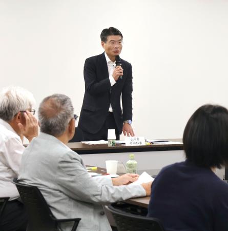 石木ダム事業を巡り開かれた「有識者の意見を聞く場」の初会合で発言する長崎県の平田研知事=12日午後、長崎県庁