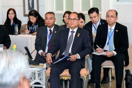 １２日、タイの首都バンコクで開かれたＡＳＥＡＮの非公式外相会議に出席するミャンマー親軍政権のティンマウンスウェ外相（中央）（タイ外務省提供、共同）