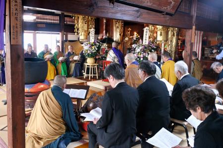 宇都宮空襲の戦没者法要で読経する僧侶ら＝１２日午後、宇都宮市