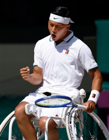 車いすの部男子シングルス決勝でポイントを奪い、ガッツポーズする小田凱人=ウィンブルドン(共同)