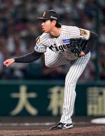 ７回に２番手で登板し、プロ初勝利を挙げた阪神・工藤＝甲子園