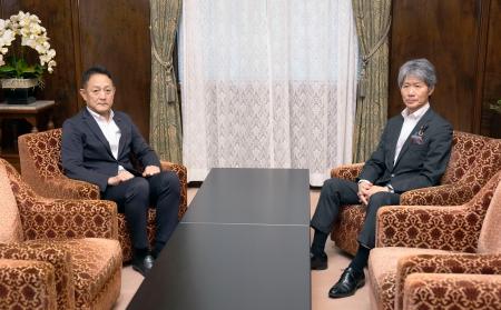 会談に臨む自民党の磯崎参院国対委員長（右）と立憲民主党の斎藤国対委員長＝１３日午前、国会