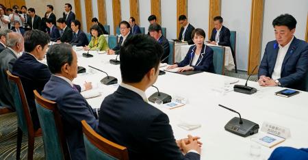 首相官邸で開かれた政府与党連絡会議＝１３日午後