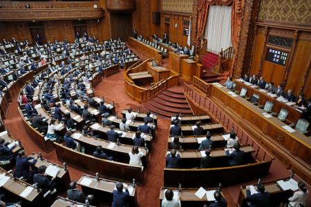 選挙運動に関するＳＮＳ対策の改正法を可決、成立した参院本会議＝１３日午後