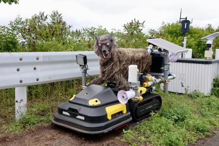 野生動物の侵入を防ぐため北海道の釧路空港に本格導入された自走式の撃退装置「モンスターウルフ」＝１３日午前