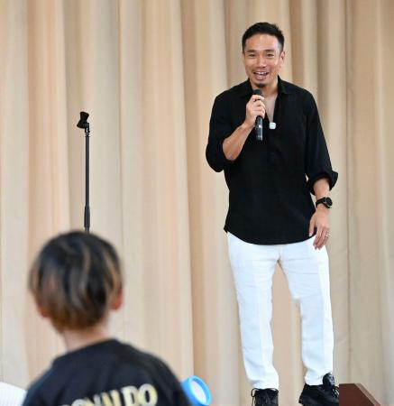 母校の愛媛県西条市立神拝小学校を訪れ、児童らに話をする長友佑都＝１３日
