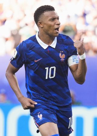 決勝トーナメント２回戦のパラグアイ戦で、先制ＰＫを決め駆け出すフランスのエムバペ＝フィラデルフィア（共同）