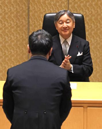 日本学士院賞の第１１６回授賞式で拍手を送られる天皇陛下＝１３日午前、東京・上野の日本学士院会館（代表撮影）