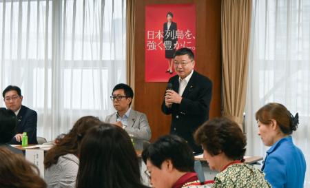 自民党本部で開かれた会合で報告する「女性と選挙ＰＴ」の古川康事務局長＝１３日午後、東京・永田町