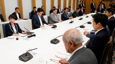 政府与党連絡会議であいさつする高市首相（左端）。右手前から２人目は日本維新の会の吉村代表＝１３日午後、首相官邸