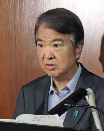 記者会見する石原環境相＝１４日午前、東京都千代田区