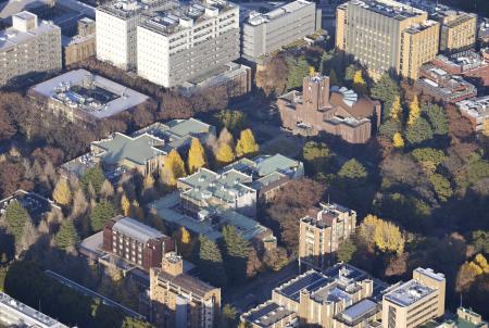 東京大本郷キャンパス。中央右上は安田講堂＝２０２３年１２月、東京都文京区
