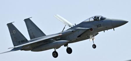 ２０２２年３月、航空自衛隊小松基地近くを飛行するＦ１５戦闘機＝石川県小松市