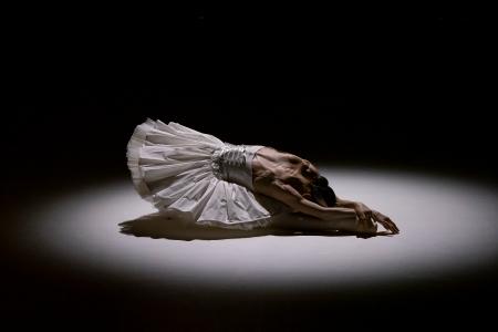 「瀕死の白鳥」を踊る中村祥子(「BALLET TheNewClassic2022」より 撮影・相澤裕史)
